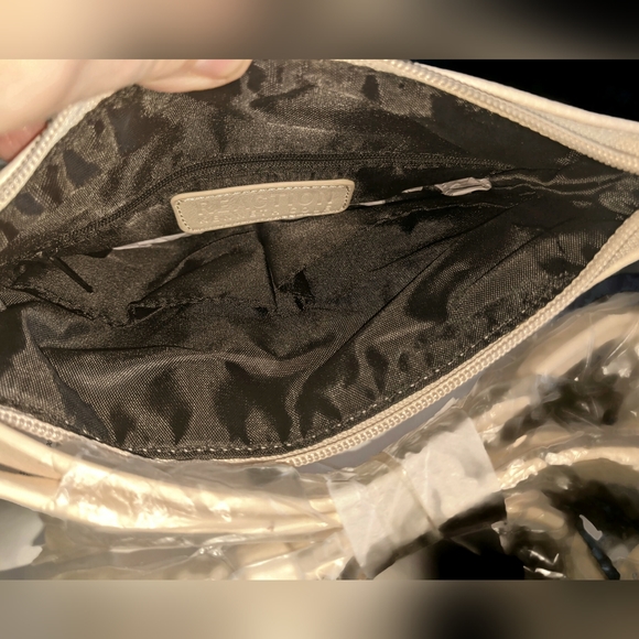 Kenneth Cole Vanilla Crossbody Bag W/RFID - Picture 2 of 6